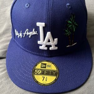 Selling this hat I have not warn it once it’s too big